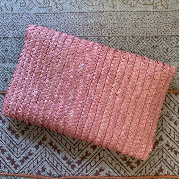 👛 Coral Pink Straw Clutch 👛 - Picture 2 of 5